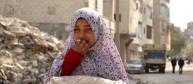 Photo: WFP/Khudr Alissa A girl eating bread